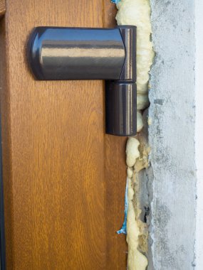 Plastik kapıları ve perdeleri köpükle kapayın, sokağa kapı takın. Çerçeveyi poliüretan köpükle bağlıyorum. Duvar ve kapı arasında inşaat köpüğü. Teknoloji.