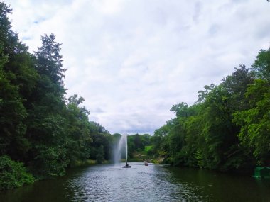 Ulusal Dendroloji Parkı 'ndaki göl ve çeşme güneşli yaz gününde Sofiyivka, Uman, Ukrayna.