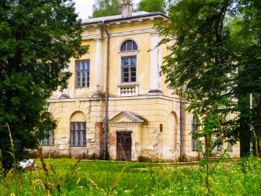 Ukrayna 'nın Ternopil bölgesindeki Rai, Berezhany köyünde Potocki av sarayı. Klasik çağın mimarisinin bir örneğiydi. Berezhansky botanik bahçesinde yer almaktadır..