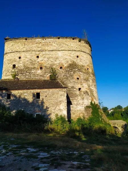 Manzaralı Kushnir Kulesi ya da Stephen Bathorys Kulesi - eski şehir tahkimatının kapısı, Kamianets-Podilskyi, Ukrayna güneş ışığıyla aydınlatılmış. Kamianets-Podilskyi Eski Şehir ve Tarih Merkezi.