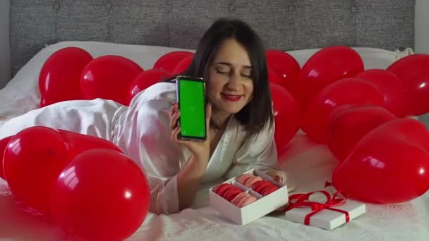 Woman Holding Gift Box Red Heart Shape Balloons Bed Girl — Vídeo de Stock