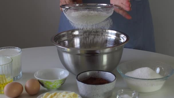 Menyaring Tepung Putih Melalui Saringan Dalam Mangkuk Logam Atas Meja — Stok Video