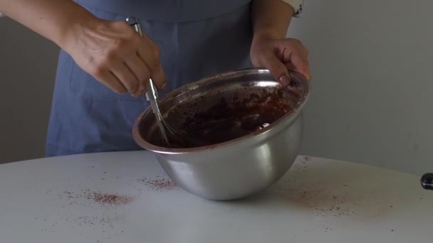 Uma Mulher Amassa Massa Para Cupcake Bolo Brownie Uma Tigela — Vídeo de Stock