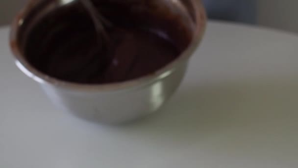 Kvinna Knådar Deg För Cupcake Kaka Eller Brownie Metallskål Med — Stockvideo