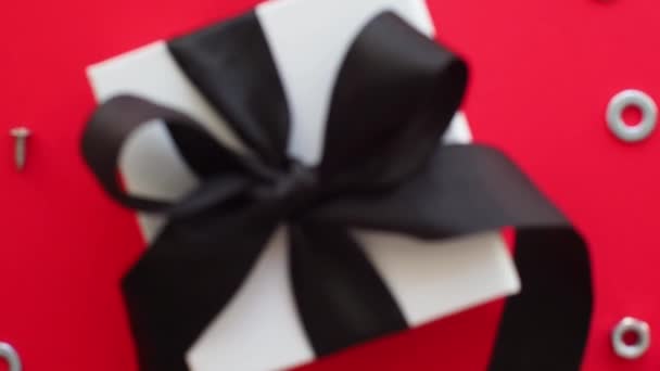 Bouwgereedschap Ingepakt Cadeau Rode Achtergrond Bouw Wenskaart Voor Kerstmis Vaders — Stockvideo