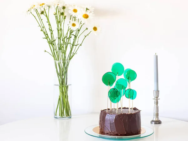 Chokladkaka Med Gröna Godis Pinnar Vit Bakgrund Med Kopieringsutrymme Födelsedagstårta — Stockfoto