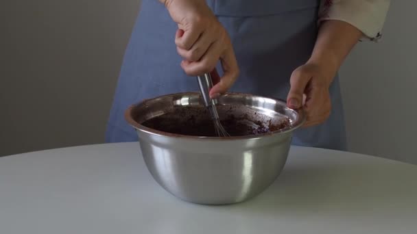 Femeie Frământă Aluatul Pentru Prăjitură Tort Sau Maro Într Castron — Videoclip de stoc