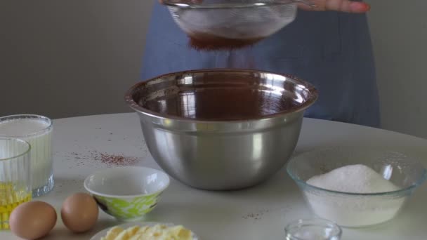 Menyaring Bubuk Kakao Melalui Saringan Dalam Mangkuk Logam Atas Meja — Stok Video