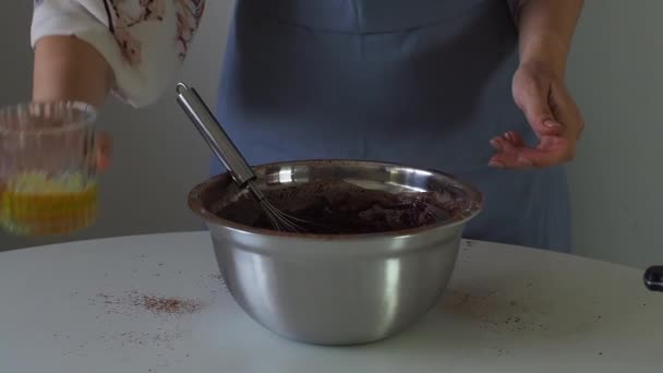 Kobieta Dodaje Olej Ciasta Babeczkę Ciasto Lub Ciastko Metalowej Kokardce — Wideo stockowe