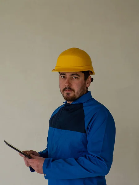 Πορτρέτο Του Εργαζομένου Μηχανικός Μπλε Ρούχα Εργασίας Και Κίτρινο Κράνος — Φωτογραφία Αρχείου