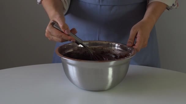 Kobieta Ugniata Ciasto Babeczkę Ciasto Lub Ciastko Metalowej Misce Trzepaczką — Wideo stockowe