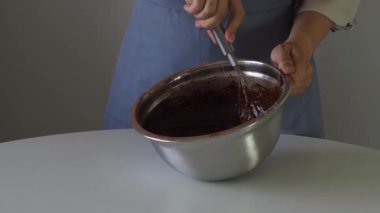 Bir kadın kek, kek ya da browni için hamur yoğurur. Doğum günü pastaları için hamur hazırlığı. Kek, turta ve kek yapmak için bir adım. Pişirme işlemi adım adım.