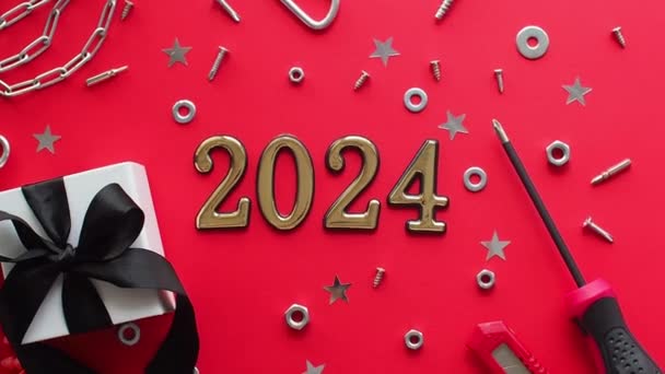 2024 Inşaat Aletleri Kırmızı Arka Planda Paketlenmiş Hediye Noel Yeni — Stok video