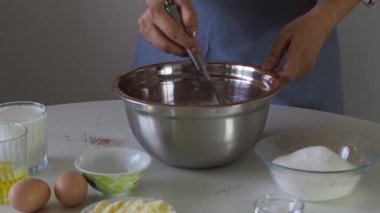 Bir kadın kek, kek ya da browni için hamur yoğurur. Doğum günü pastaları için hamur hazırlığı. Kek, turta ve kek yapmak için bir adım. Pişirme işlemi adım adım.