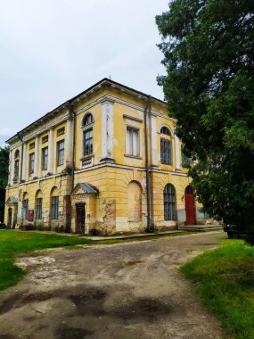 Ukrayna 'nın Ternopil bölgesindeki Rai, Berezhany köyünde Potocki av sarayı. Klasik çağın mimarisinin bir örneğiydi. Berezhansky botanik bahçesinde yer almaktadır..