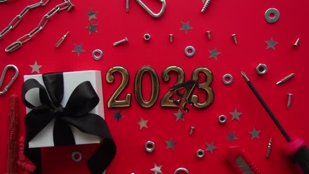 2024 Und Bauwerkzeuge Und Verpacktes Geschenk Auf Rotem Hintergrund Baugrußkarte — Stockvideo
