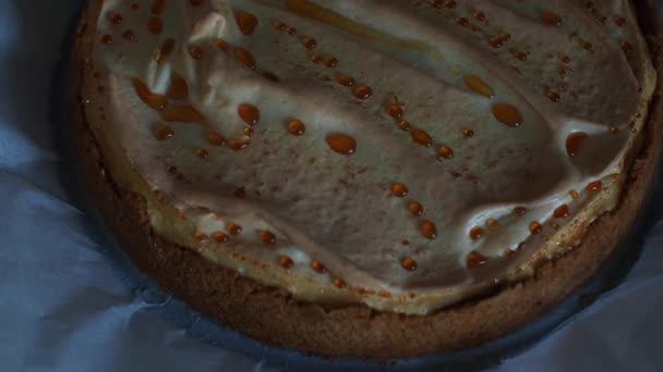 Torta Formaggio Classica Con Meringa Sfondo Carta Bianca Cheesecake Fatto — Video Stock