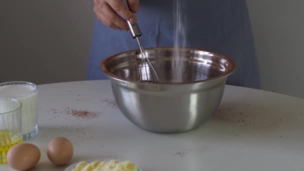 Una Donna Aggiunge Lievito Polvere Alla Pastella Cupcake Una Torta — Video Stock