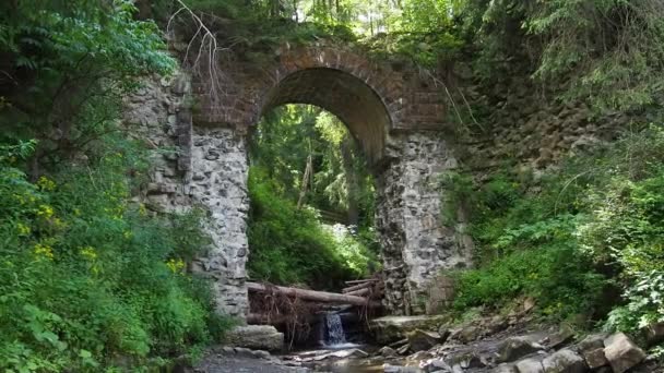 Malownicze Ruiny Wąskotorowego Wiaduktu Mostu Powozowego Miejscowości Worochta Karpaty Ukraina — Wideo stockowe