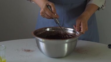 Bir kadın kek, kek ya da browni için hamur yoğurur. Doğum günü pastaları için hamur hazırlığı. Kek, turta ve kek yapmak için bir adım. Pişirme işlemi adım adım.