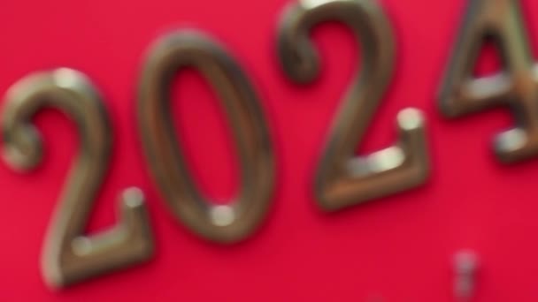 2024 Narzędzia Budowlane Zapakowany Prezent Czerwonym Tle Kartka Życzeniami Budowlanymi — Wideo stockowe