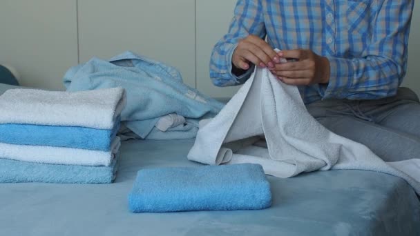 Kobieta Składająca Czysty Ręcznik Frotte Sypialni Organizuję Pranie Domu Ręcznik — Wideo stockowe