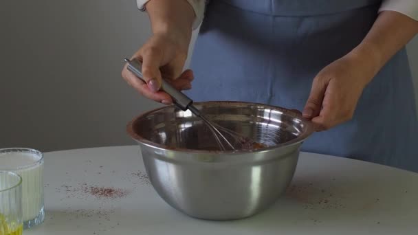 女人在金属碗里揉搓面团 用威士忌搅拌蛋糕 蛋糕或巧克力饼 为生日蛋糕准备面团 做松饼 海绵蛋糕的步骤 烘焙过程一步一步 — 图库视频影像