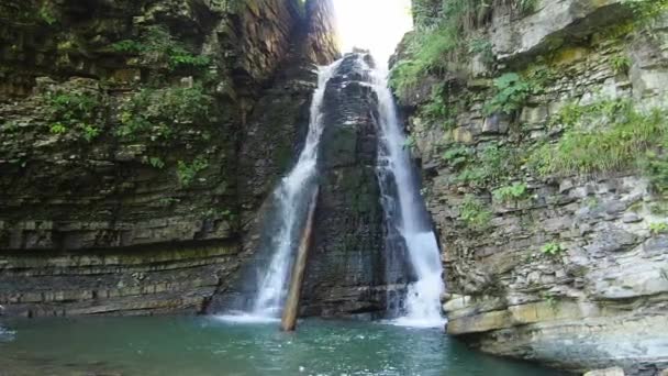 Cascata Dos Bukhtivets Cai Paisagem Cachoeira Nas Montanhas Dos Cárpatos — Vídeo de Stock