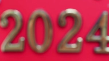 2024 ve inşaat aletleri ve kırmızı arka planda paketlenmiş hediye. Noel ya da yeni yıl için tebrik kartı. Evi onar. Erkek için hediyeler. Erkeklere hediye almak..