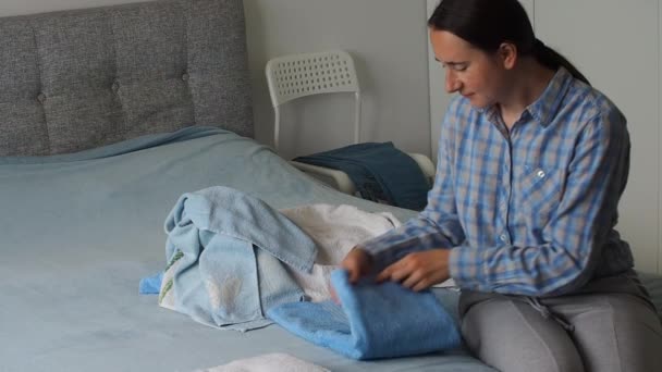 Жінка Розкладає Чистий Махровий Рушник Спальні Організація Прання Вдома Рушник — стокове відео