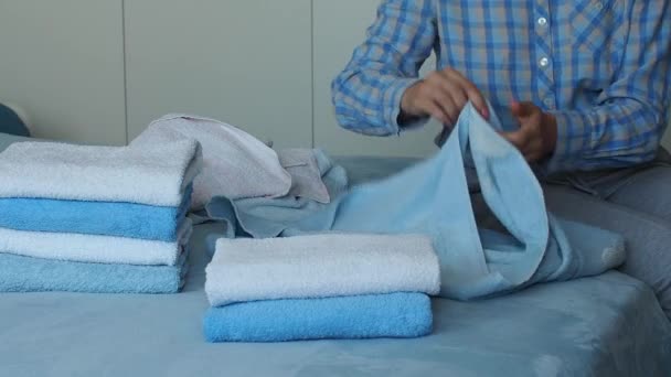 Kvinna Fällbar Ren Frotté Handduk Sovrummet Ordnar Tvätt Hemma Handduk — Stockvideo