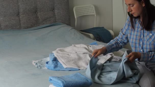 Yatak Odasında Temiz Havlu Katlayan Bir Kadın Evde Çamaşırları Düzenlemek — Stok video