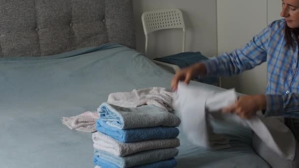Γυναίκα Δίπλωση Καθαρή Πετσέτα Terry Στην Κρεβατοκάμαρα Οργανώνω Μπουγάδα Στο — Αρχείο Βίντεο