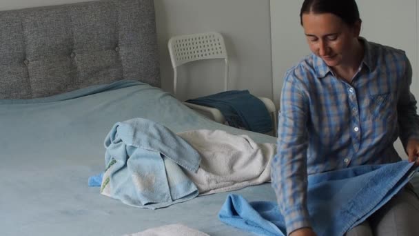 Mujer Plegable Toalla Rizo Limpio Dormitorio Organizar Colada Casa Toalla — Vídeos de Stock