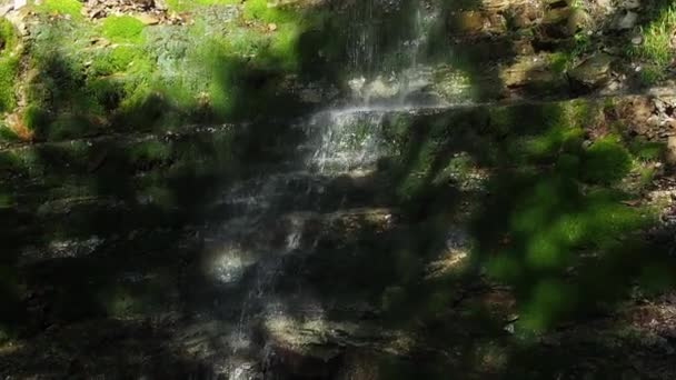 Вид Падающей Воды Скалы Лесу Вид Снизу Вверх Скалу Небольшим — стоковое видео