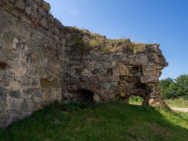 Ukrayna Karpatlar 'daki eski şatonun kalıntıları. Ortaçağ terk edilmiş Pniv kalesi, Nadvirna, Ivano-Frankivsk bölgesi manzaralı. Yaz bulutlu bir gün. Gökyüzü arka planındaki kale duvarı.