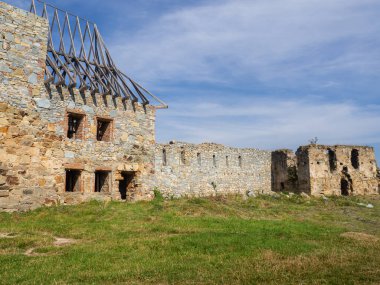 Ukrayna Karpatlar 'daki eski şatonun kalıntıları. Ortaçağ terk edilmiş Pniv kalesi, Nadvirna, Ivano-Frankivsk bölgesi manzaralı. Yaz bulutlu bir gün. Gökyüzü arka planındaki kale duvarı.