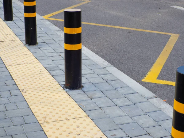Жовтий Тактильний Тротуар Сліпих Зупинці Автобуса Автобусна Зупинка Дорожнім Покриттям — стокове фото