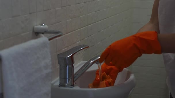 Čisticí Koupelnový Dřez Kohoutek Čisticím Prostředkem Oranžových Gumových Rukavicích Houbou — Stock video