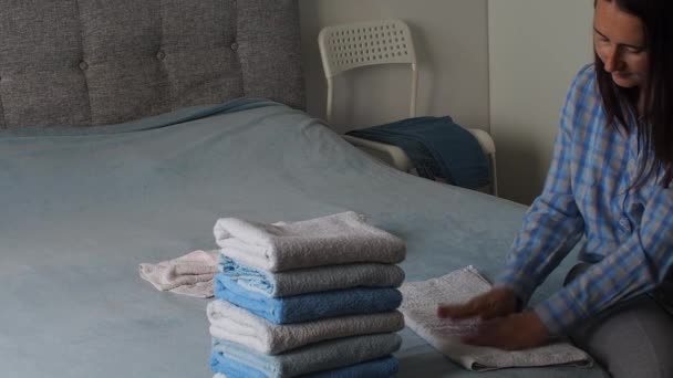 Mujer Plegable Toalla Rizo Limpio Dormitorio Organizar Colada Casa Toalla — Vídeos de Stock