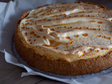 Beyaz kağıtta kremalı klasik cheesecake. Karamelli ev yapımı cheesecake. Tatlı ve kek pişirmek. Şekerleme. Üst görünüm.