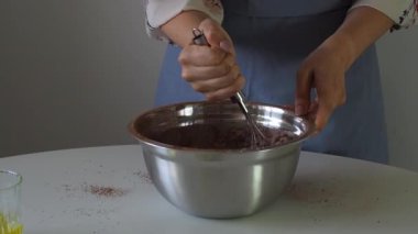 Bir kadın kek, kek ya da browni için hamur yoğurur. Doğum günü pastaları için hamur hazırlığı. Kek, turta ve kek yapmak için bir adım. Pişirme işlemi adım adım.