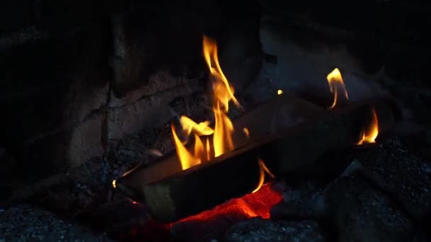 燃烧着的美丽的火焰在夜里把木头切碎了 温暖和休息的概念 火焰熊熊燃烧 火柴火 夜间火场起火手持式射击 — 图库视频影像