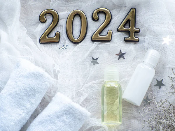 Weihnachtskomposition Mit 2024 Handtüchern Kleinen Sternen Und Körperpflegeprodukten Flaschen Neujahrs Stockfoto