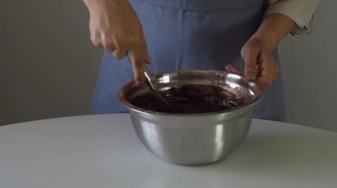 Bir kadın kek, kek ya da browni için hamur yoğurur. Doğum günü pastaları için hamur hazırlığı. Kek, turta ve kek yapmak için bir adım. Pişirme işlemi adım adım.