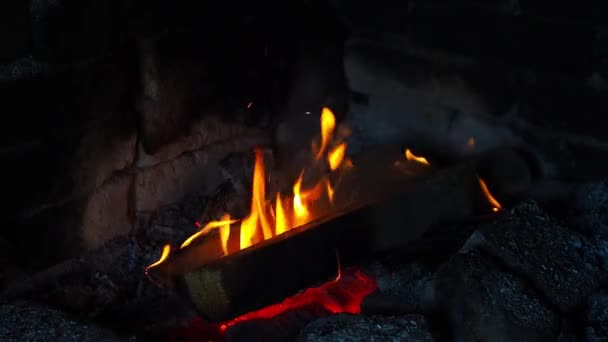 夜にスライス木を燃やすことから美しい炎 暖かさと休息の概念 火災が炎上する ホットウッド火災 クローズアップ 夜のハンドヘルドショットで暖炉で火災 — ストック動画