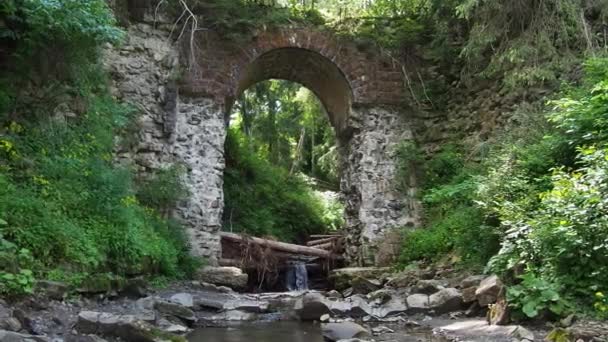 Malownicze Ruiny Wąskotorowego Wiaduktu Mostu Powozowego Miejscowości Worochta Karpaty Ukraina — Wideo stockowe