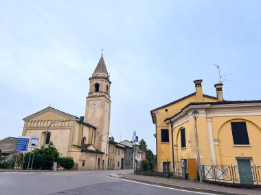 Yaz gününde eski bir ortaçağ katedrali. Çan kulesiyle güzel İtalyan kilisesi San Rocco. St. Ignazio di Loyola Kilisesi. Pontevico Brescia İtalya Manastırı. Chiesa Di San Rocco