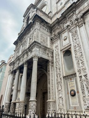Yaz sabahları eski bir ortaçağ katedrali. Güzel İtalyan kilisesi Mucizelerin Azizi Maria. Chiesa di Santa Maria dei Miracoli, Brescia, İtalya. Yan görünüm.