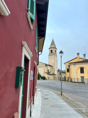 Yaz gününde eski bir ortaçağ katedrali. Çan kulesiyle güzel İtalyan kilisesi San Rocco. St. Ignazio di Loyola Kilisesi. Pontevico Brescia İtalya Manastırı. Chiesa Di San Rocco